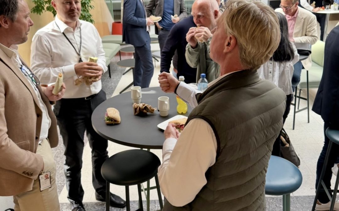 NETTVERKSTREFF MED SPEEDATES, PITCHER OG FOREDRAG